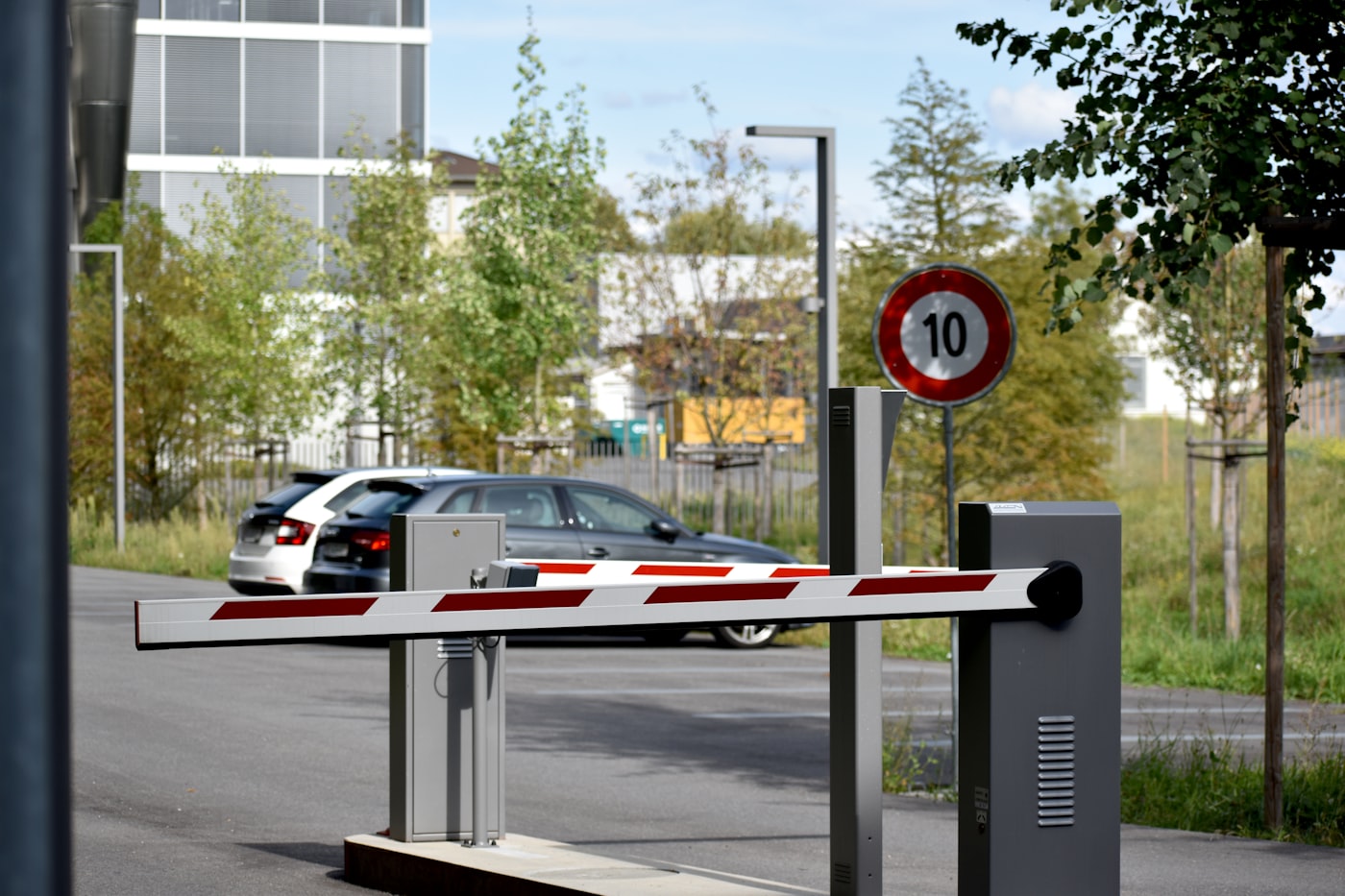 Automatic gates and barriers